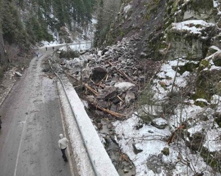 Болни хора са блокирани в Сърница заради затворения път към Велинград