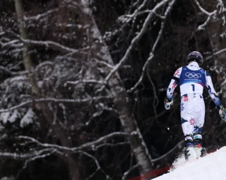 Един от моментите на Олимпиадата, фаворитът в слалома отпадна и отиде в гората