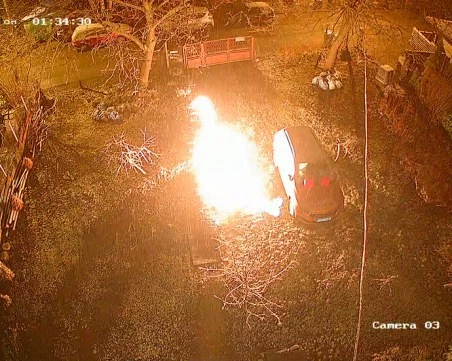 Маскирани мъже са подпалили колата на кмета на Бистрица ВИДЕО