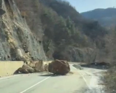 Огромни скали затрупаха пътя за Девин, пловдивчани се разминаха на косъм от инцидент ВИДЕО