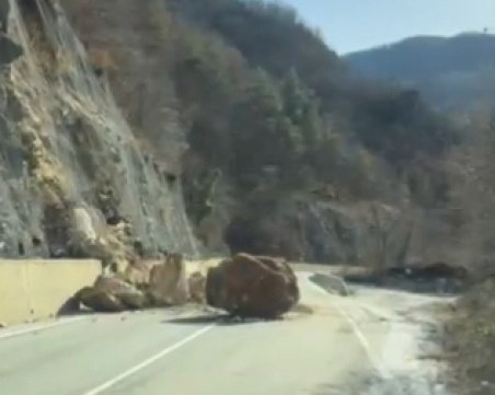Огромни скали затрупаха пътя за Девин, пловдивчани се разминаха на косъм от инцидент ВИДЕО