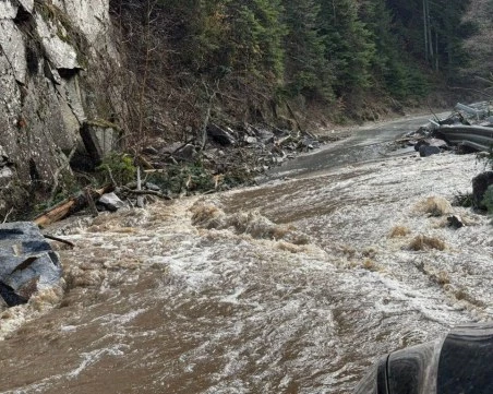 Проливните дъждове затвориха пътя Велинград - Сърница