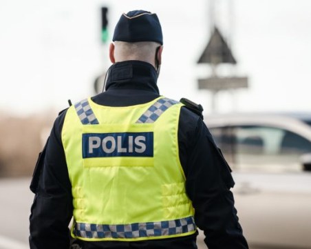 Швед е обвинен, че е принудил съпругата си да прави секс за пари с над 120 мъже