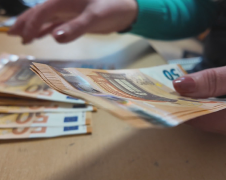 Средната заплата в края на 2025 г. у нас е 1369,24 евро, в София – 1914 евро