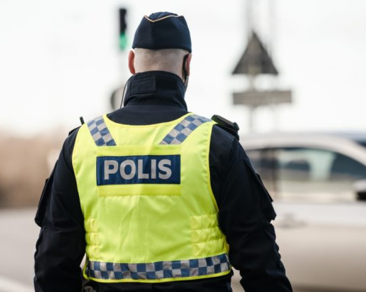 Швед е обвинен, че е принудил съпругата си да прави секс за пари с над 120 мъже