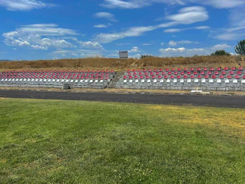 Български футболен клуб: Спрете да си хвърляте кондомите на паркинга, ще покажем камерите