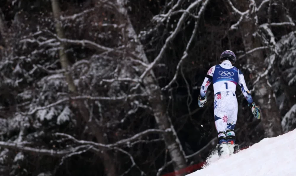 Един от моментите на Олимпиадата, фаворитът в слалома отпадна и отиде в гората