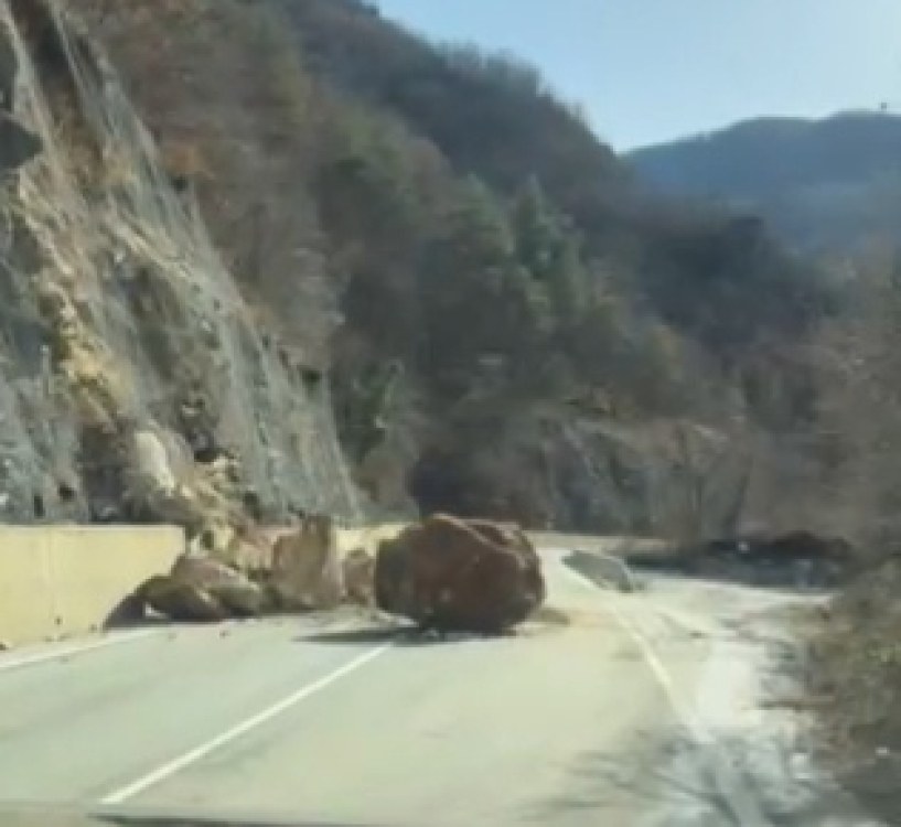 Огромни скали затрупаха пътя за Девин, пловдивчани се разминаха на косъм от инцидент ВИДЕО