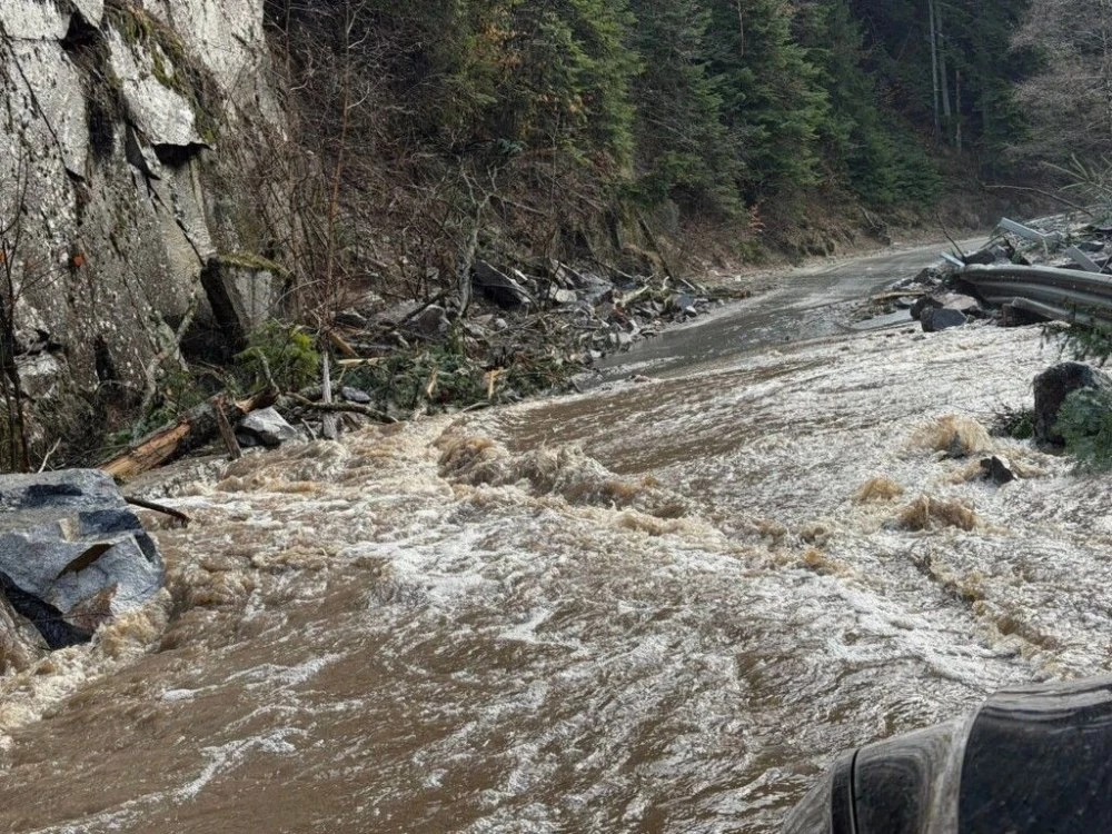Проливните дъждове затвориха пътя Велинград - Сърница