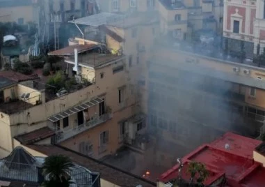 Огромен пожар унищожи историческия театър Саназаро в центъра на Неапол