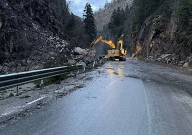 Продължава разчистването на падналата скална маса, която блокираше изцяло пътя Велинград-Сърница
