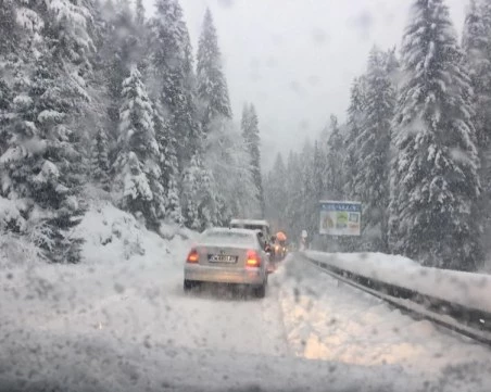 Автомобили са закъсали на Пампорово заради силния снеговалеж