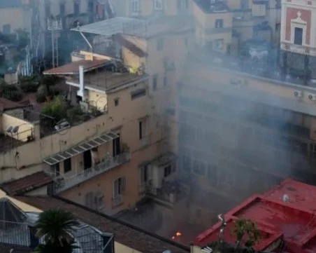 Огромен пожар унищожи исторически театър в центъра на Неапол