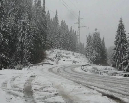 Спират движението на тирове през Превала и Рожен заради обилен снеговалеж