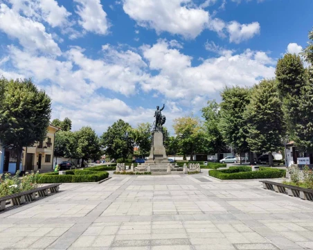 Забраниха дроновете пред паметника на Левски в Карлово