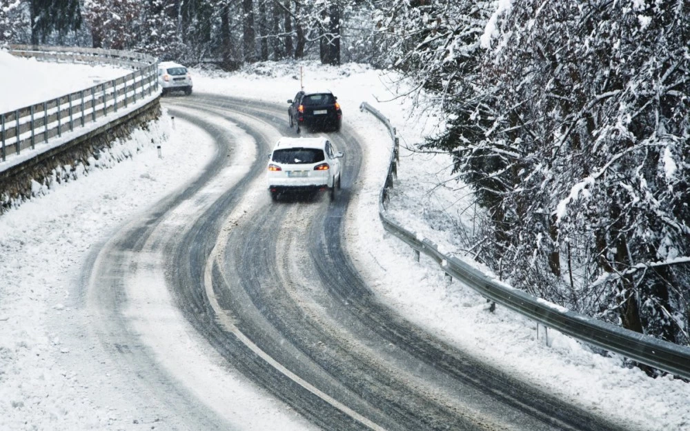АПИ предупреждава шофьорите за тежки условия и сняг по пътищата