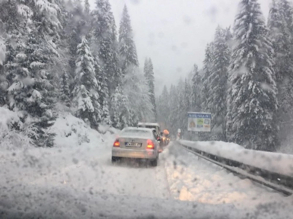Автомобили са закъсали на Пампорово заради силния снеговалеж