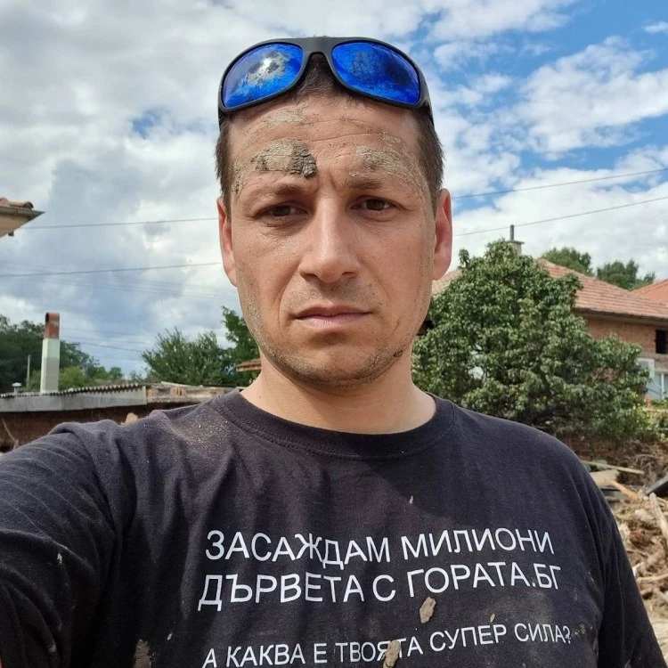 Никола Рахнев от Гората. бг: Ваня Григорова да се извини на хилядите доброволци, които обиди