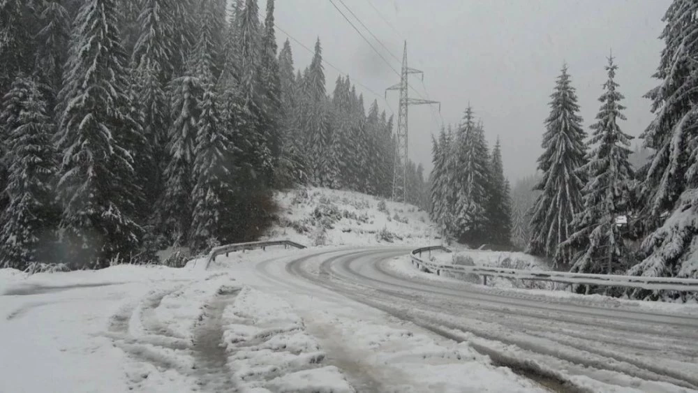 Спират движението на тирове през Превала и Рожен заради обилен снеговалеж