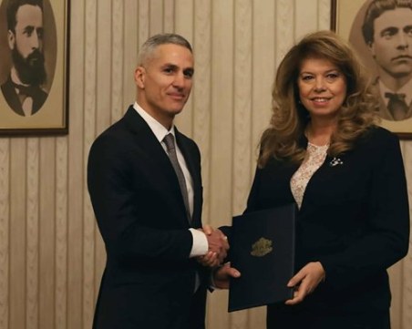 Андрей Гюров представи служебния кабинет -  Йотова го прие и ще издаде указ