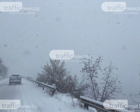 Обилен снеговалеж затвори участъци от АМ „Тракия