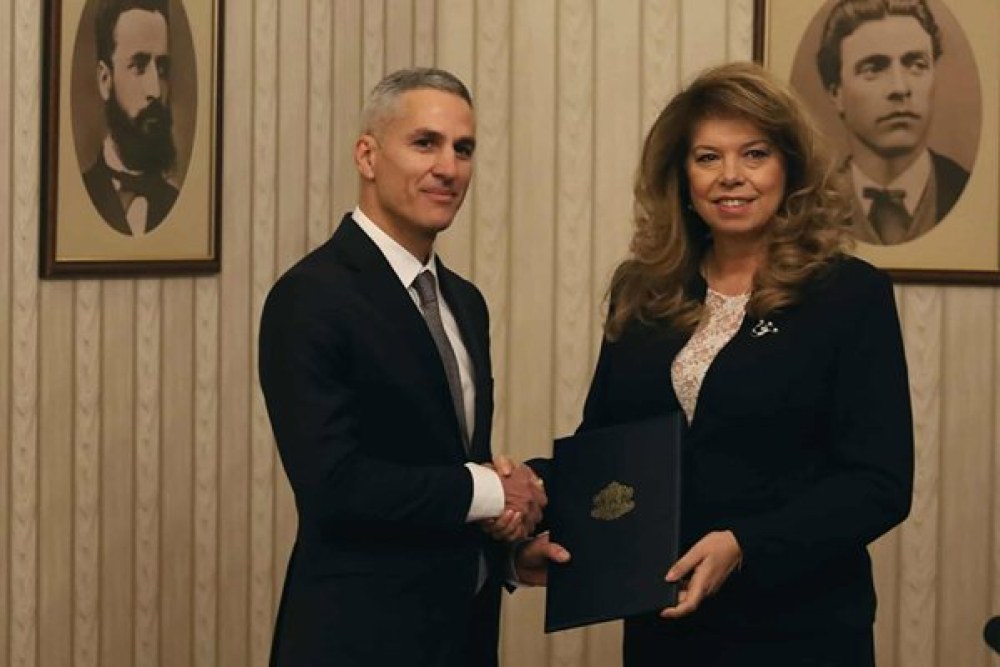 Андрей Гюров представи служебния кабинет -  Йотова го прие и ще издаде указ