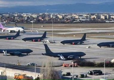 Министерството на отбраната с обяснение за 10 военни самолета, паркирани на летището в София