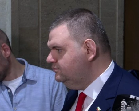 Пеевски: Няма да станем на крака пред тези, които посегнаха на децата на България