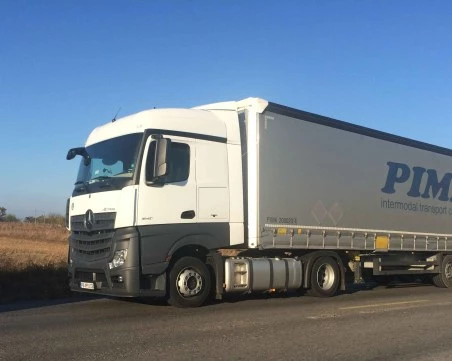 Полицията спря от движение камион на ПИМК – карал го чужденец без валидна книжка