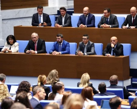 Росен Желязков и единадесет министри от кабинета му се връщат в НС като народни представители