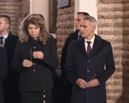 Започна възпоменателната церемония поклонение пред Паметника на Левски в София