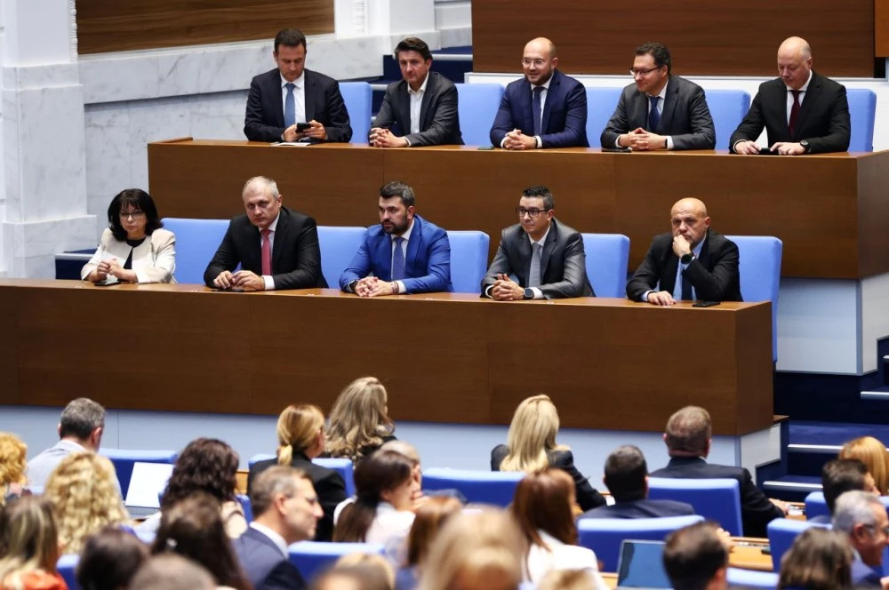 Росен Желязков и единадесет министри от кабинета му се връщат в НС като народни представители