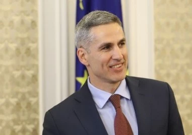 В първия ден след като служебният кабинет положи клетва и