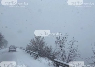 АПИ: 13 области с жълт код за снеговалеж утре, шофьорите да тръгват на път подготвени