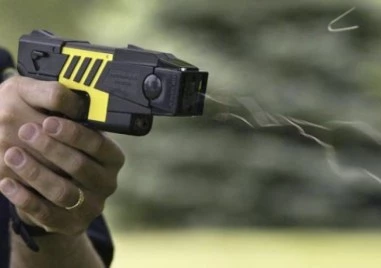 Пловдивски полицаи жалят заповед на директора, която изисква да се самопрострелват с тейзър при обучение