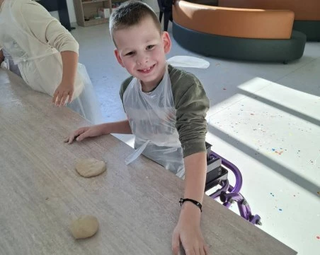 Фризьори и гримьори от Асеновград даряват труда си, за да помогнат на малкия Мерт