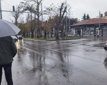 Внимание, лошо време! Дъждовна събота в Пловдив днес, издадени са предупредителни кодове