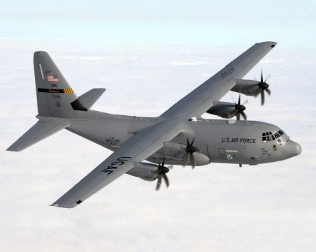 Внушителният военен самолет 