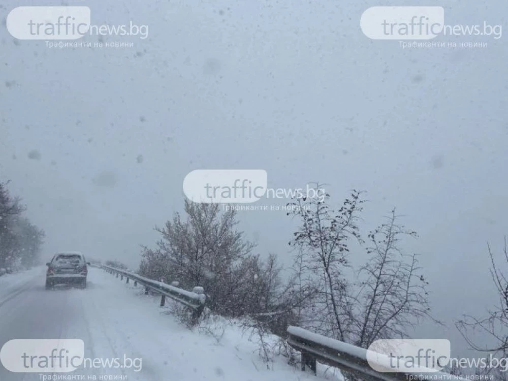 АПИ: 13 области с жълт код за снеговалеж утре, шофьорите да тръгват на път подготвени