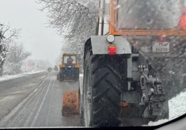 260 снегопочистващи машини обработват настилките по републиканските пътища Трасетата са