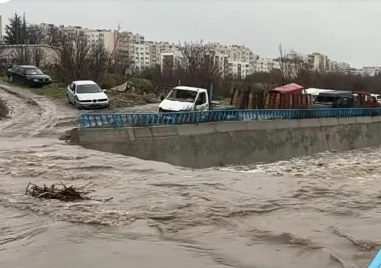 Хасковската река преля, заля мост