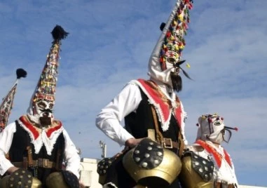 Звън на хлопки разтърсва днес Карловската долина с началото на