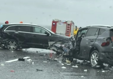 Тежка верижна катастрофа затрудни движението при 178 ия километър на