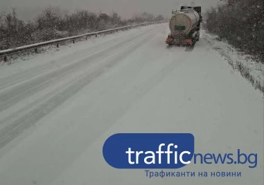 Сняг, ограничения и сигнали за хаос по пътищата в страната СНИМКИ