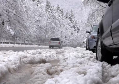 Снегорин и кола катастрофираха на пътя София-Варна ВИДЕО