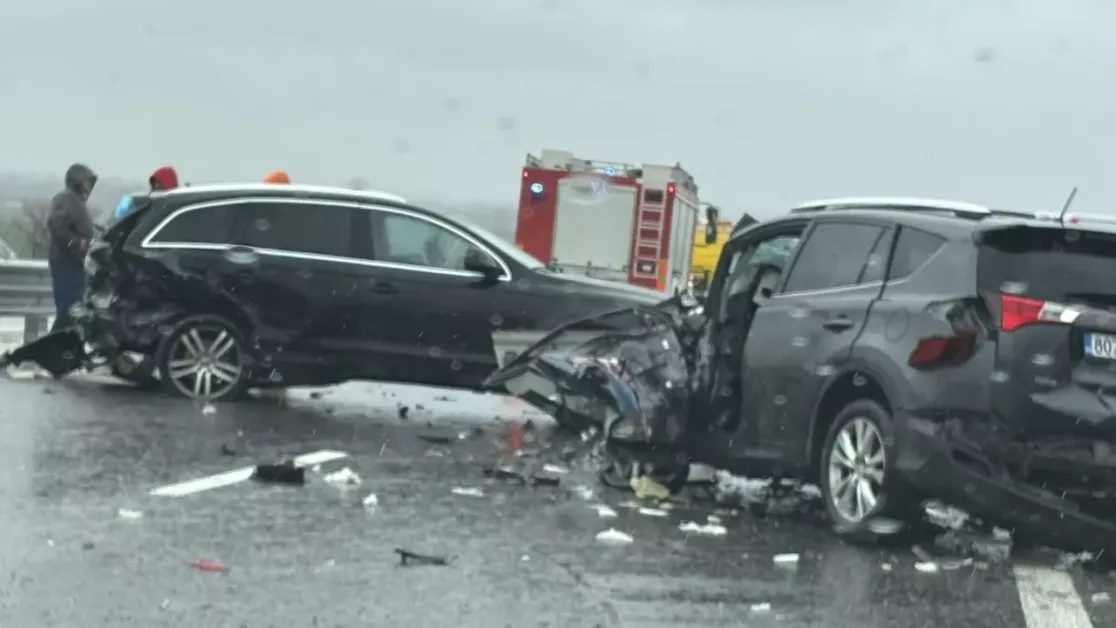 Дете и двама възрастни са пострадало при тежката катастрофа на АМ Тракия