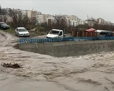 Хасковската река преля, заля мост