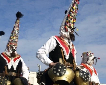 Кукери гонят злите сили в Карлово