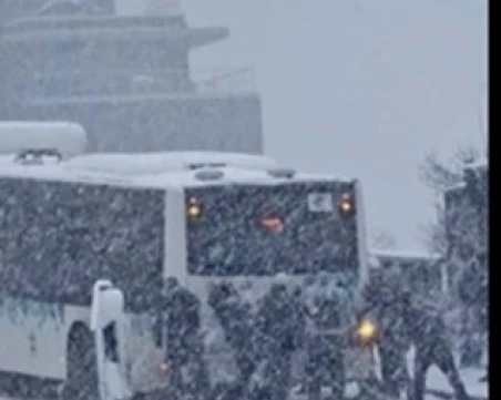 Пътници бутат закъсал автобус в София ВИДЕО