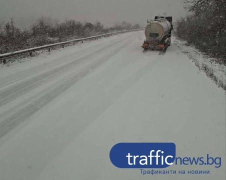 Сняг, ограничения и сигнали за хаос по пътищата в страната СНИМКИ